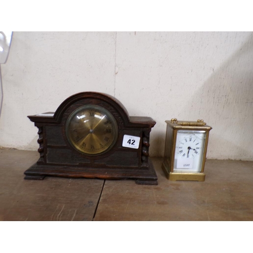 42 - EARLY 20C OAK MANTEL CLOCK; BRASS CASED CARRIAGE CLOCK