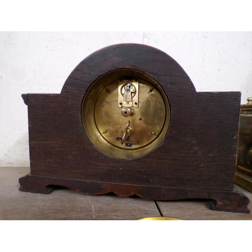 42 - EARLY 20C OAK MANTEL CLOCK; BRASS CASED CARRIAGE CLOCK