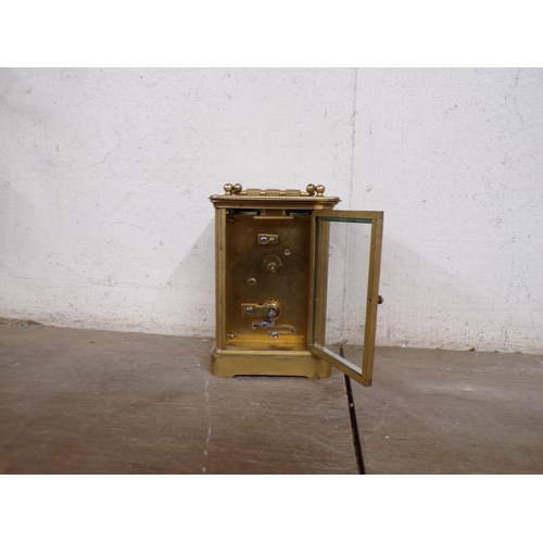 42 - EARLY 20C OAK MANTEL CLOCK; BRASS CASED CARRIAGE CLOCK