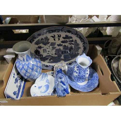 276 - BOX OF BLUE AND WHITE CHINA TO INC. WILLOW PATTERN MEAT PLATTER