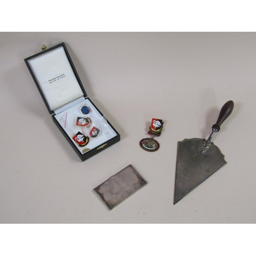 1324 - SILVER PLATED COMMEMORATIVE TROWEL, SILVER PLATE CARD CASE AND A BOX OF BUCKS COUNTY COUNCIL BADGES