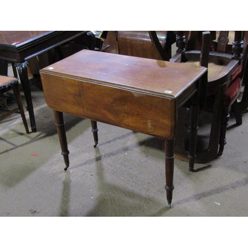 661 - VICTORIAN MAHOGANY PEMBROKE TABLE