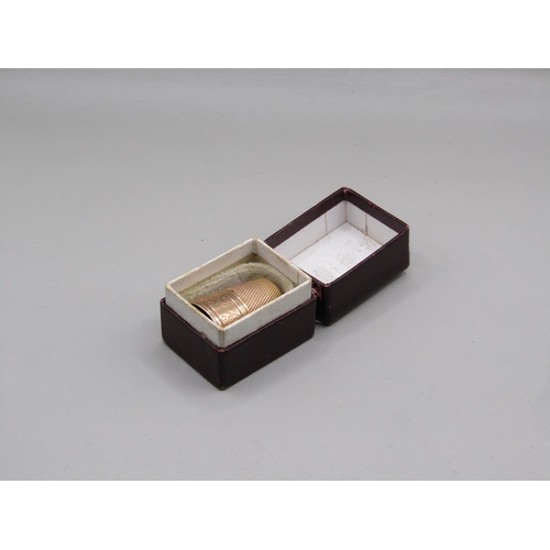 1475 - GOLD THIMBLE ENGRAVED KENSINGTON IN FITTED BOX