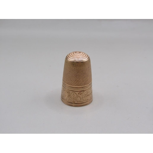 1475 - GOLD THIMBLE ENGRAVED KENSINGTON IN FITTED BOX