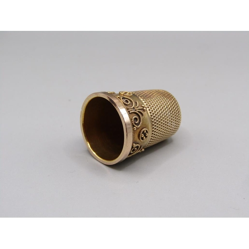 1476 - GOLD FOLIATE DECORATED THIMBLE IN FITTED LEATHER BOX 8g