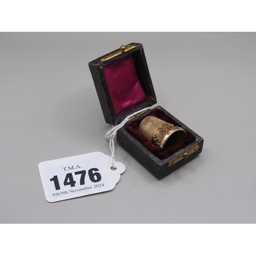 1476 - GOLD FOLIATE DECORATED THIMBLE IN FITTED LEATHER BOX 8g