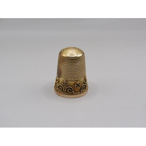 1476 - GOLD FOLIATE DECORATED THIMBLE IN FITTED LEATHER BOX 8g