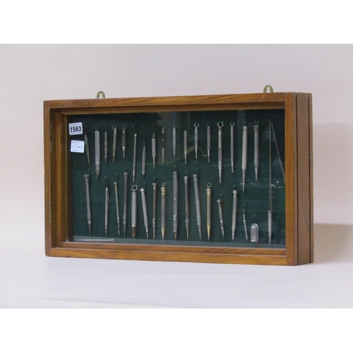 1563 - F/G DISPLAY OF PROPELLING PENCILS, SOME SILVER AND GILT METAL