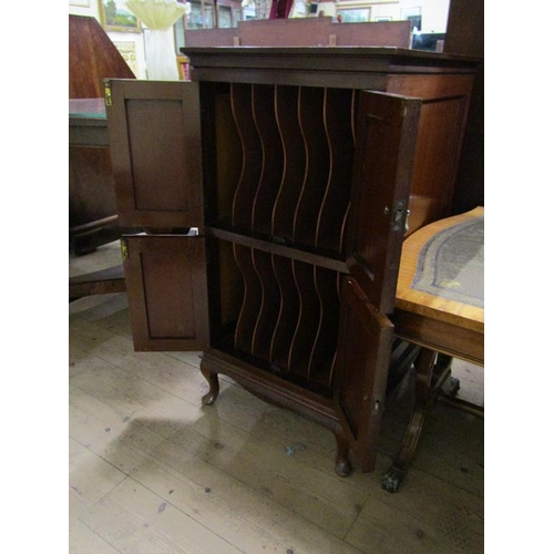 1860 - LATE 19/EARLY 20c MAHOGANY MUSIC CABINET 54 x 92 cms