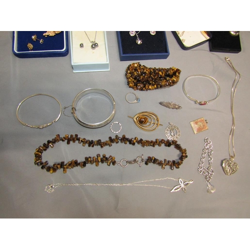 1580 - BOX OF SILVER AND OTHER COSTUME JEWELLERY TO INC. SWAROVSKI PENDANT NECKLACE AND EARRINGS