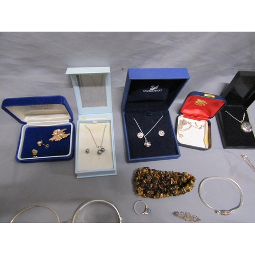 1580 - BOX OF SILVER AND OTHER COSTUME JEWELLERY TO INC. SWAROVSKI PENDANT NECKLACE AND EARRINGS