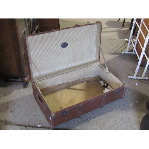 571 - VINTAGE TRAVEL TRUNK