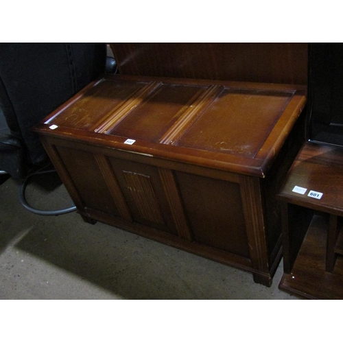 600 - OAK BLANKET CHEST