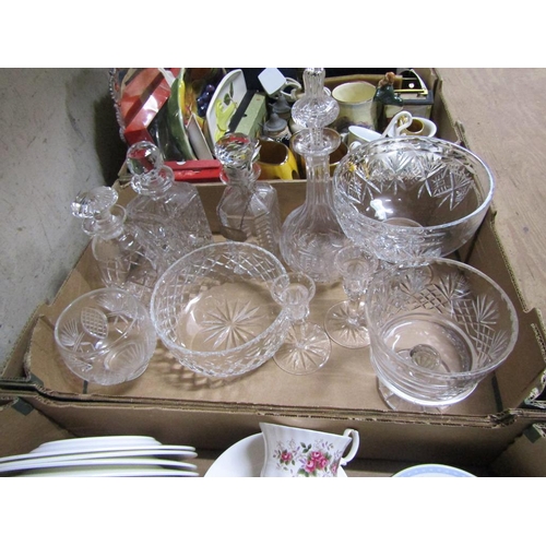 124 - BOX OF CRYSTAL GLASS TO INCL BOWLS AND DECANTERS