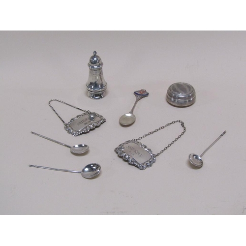 1392 - SILVER PEPPER, SILVER POT AND COVER, TWO SILVER BOTTLE LABELS, FOUR SILVER SPOONS 3ozt