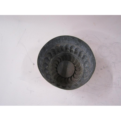 1329 - COPPER JELLY MOULD, 16CM DIAM