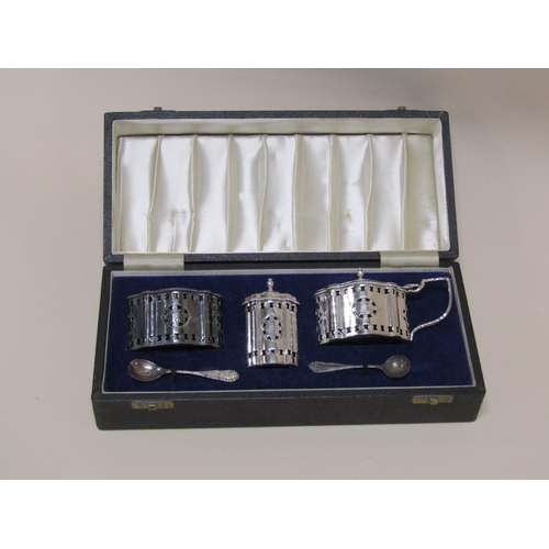 1523 - BOXED SILVER 3 PIECE CRUET SET, 7.5ozt