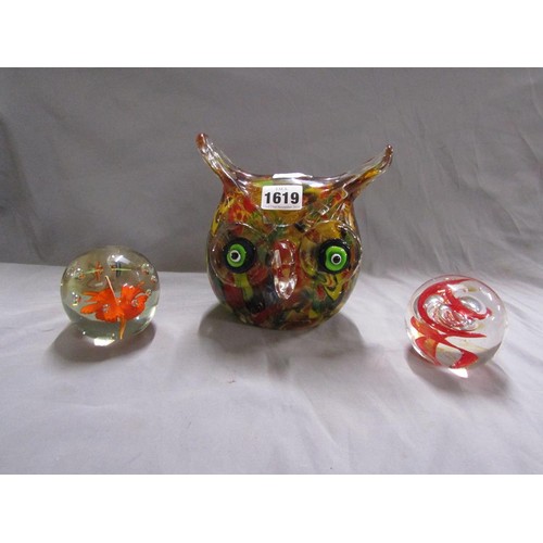 1619 - ART GLASS PAPERWEIGHTS AND AN OWL ORNAMENT 16cms H