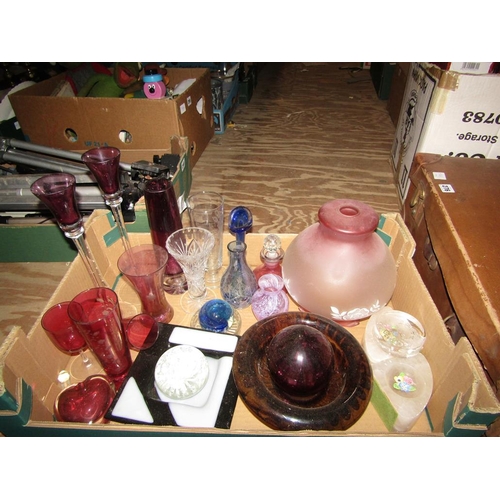 297 - BOX OF MIXED GLASSWARE TO INCL ART GLASS