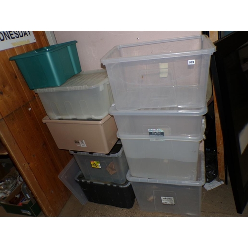 939 - QTY OF PLASTIC CRATES