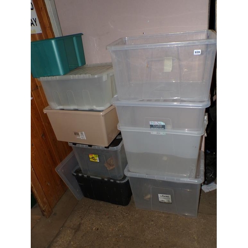 939 - QTY OF PLASTIC CRATES