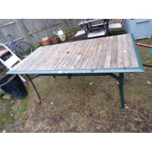 1029 - GARDEN TABLE