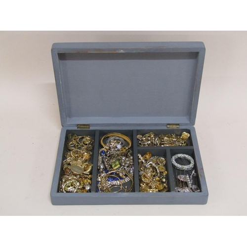 1753 - BOX OF MIXED COSTUME JEWELLERY TO INCL EARRINGS, BANGLES ETC