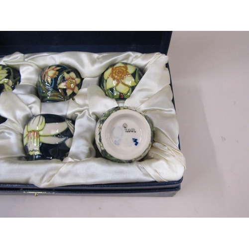 1997 - BOXED SET OF MOORCROFT EGG CUPS WITH DAFFODIL DESIGN, 5CM H