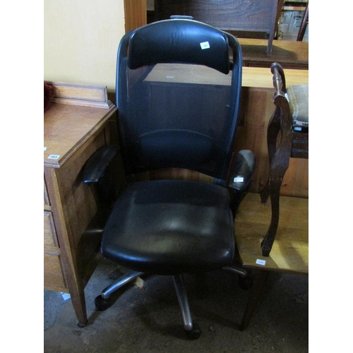 702 - OFFICE CHAIR