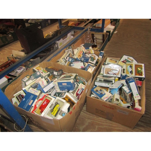 228 - LARGE COLLECTION OF BOXED DIECAST VEHICLES