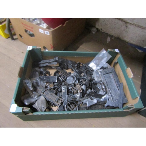 302 - BOX OF DOOR FITTINGS