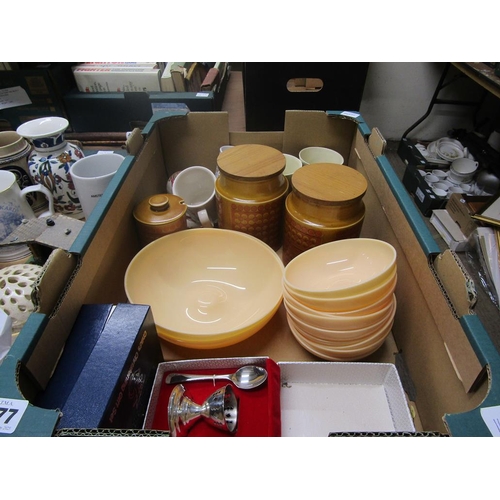 477 - BOX TO INCL COMMEMORATIVE MUGS, BOWLS, STORAGE JARS ETC