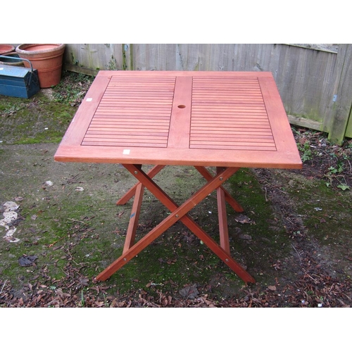 985 - FOLDING GARDEN TABLE