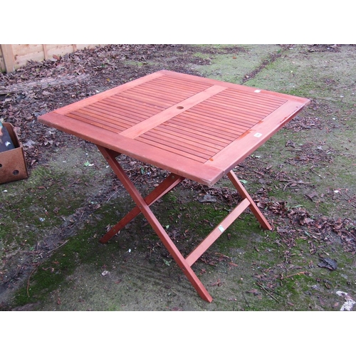 985 - FOLDING GARDEN TABLE