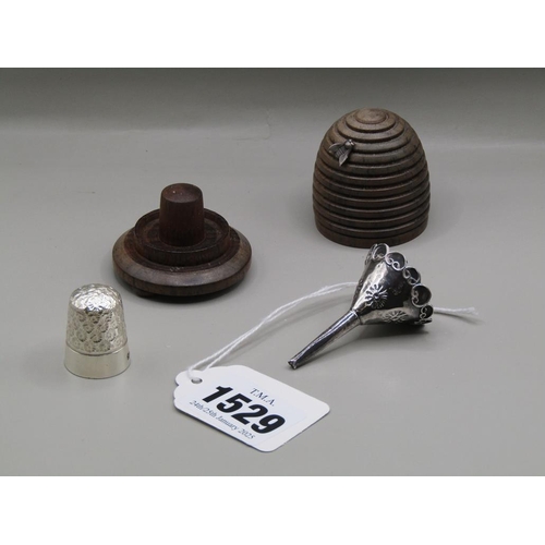 1529 - SILVER THIMBLE AND A WOODEN BEEHIVE THIMBLE CASE TOGETHER WITH A SMALL SILVER SPIRIT FUNNEL