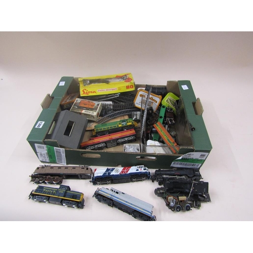 1300 - BOX OF OO GAUGE MODEL RAILWAY TO INCL ENGINES