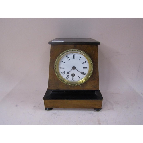 1471 - WALNUT AND EBONISED PANELLED MANTEL CLOCK WITH CIRCULAR WHITE DIAL, 21CM H