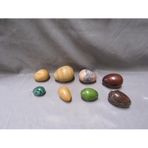 82 - COLLECTION OF STONE AND WOODEN EGGS TO INCL MALACHITE