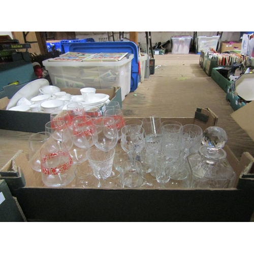 215 - BOX OF MIXED GLASSWARE