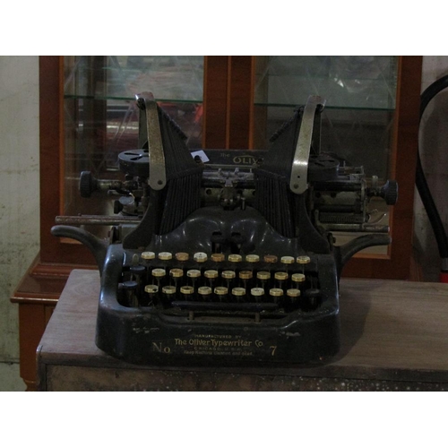 723 - VINTAGE OLIVER TYPEWRITER