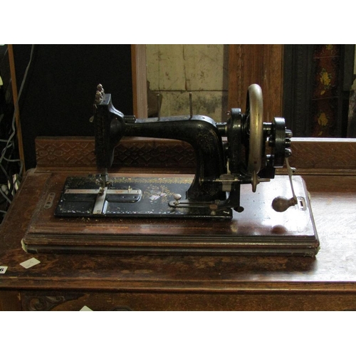 725 - VINTAGE SEWING MACHINE