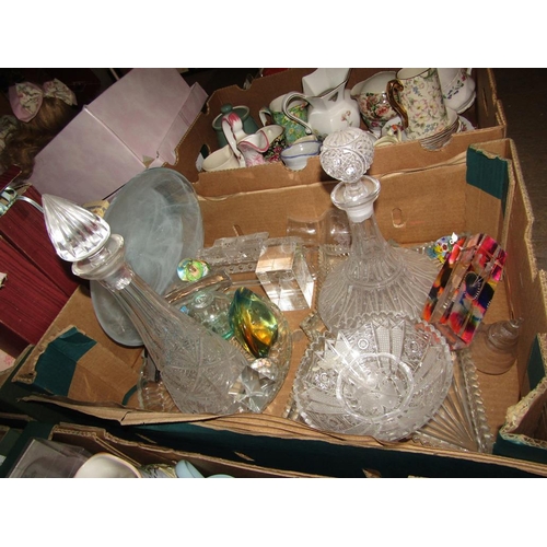 482 - BOX OF GLASSWARE TO INCL DECANTERS