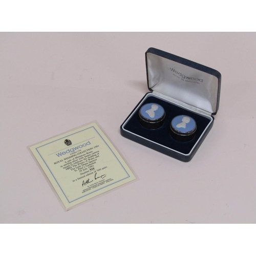 1522 - PAIR OF WEDGWOOD ROYAL WEDDING COLLECTION 1981 MINIATURE STERLING SILVER BOXES WITH JASPERWARE CAMEO... 