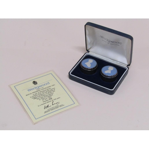 1522 - PAIR OF WEDGWOOD ROYAL WEDDING COLLECTION 1981 MINIATURE STERLING SILVER BOXES WITH JASPERWARE CAMEO... 