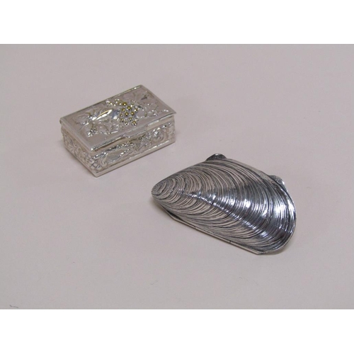 1533 - CONTINENTAL SILVER SHELL BOX AND COVER AND A CONTINENTAL SILVER SNUFF BOX