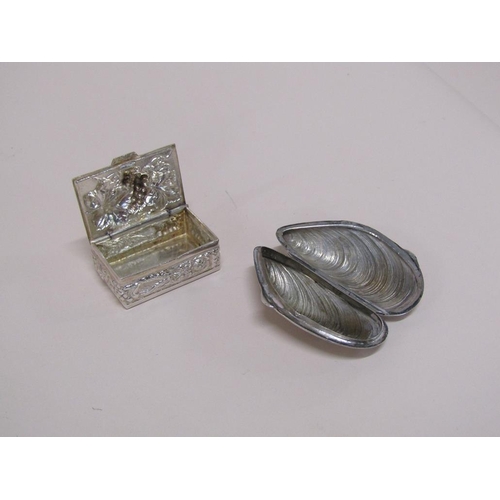 1533 - CONTINENTAL SILVER SHELL BOX AND COVER AND A CONTINENTAL SILVER SNUFF BOX