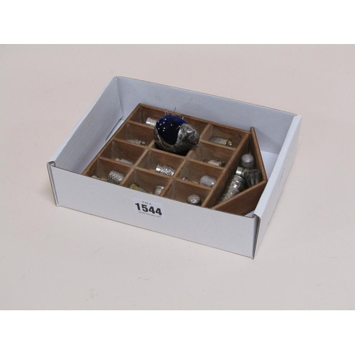 1544 - BOX OF MIXED SILVER AND OTHER THIMBLES PLUS A CHICK PIN CUSHION