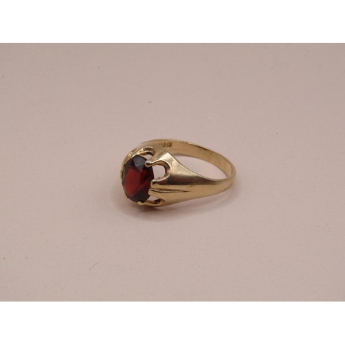 1552 - 9ct GOLD RED STONE SET SIGNET RING SIZE V