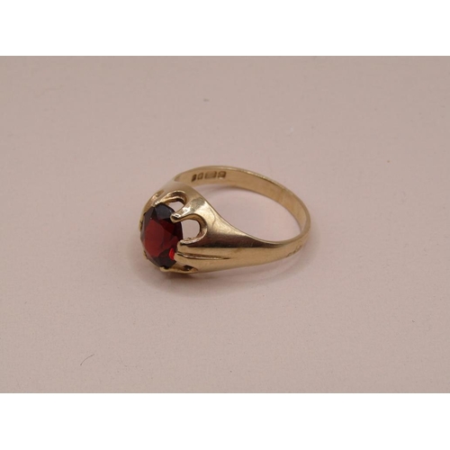 1552 - 9ct GOLD RED STONE SET SIGNET RING SIZE V