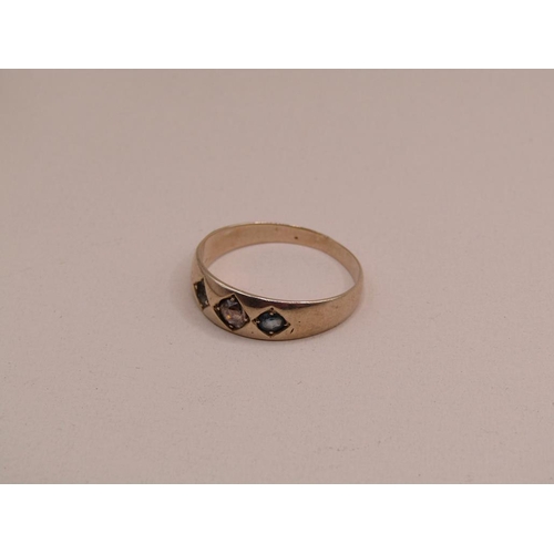 1555 - GOLD STONE SET RING SIZE Q (ONE STONE MISSING)